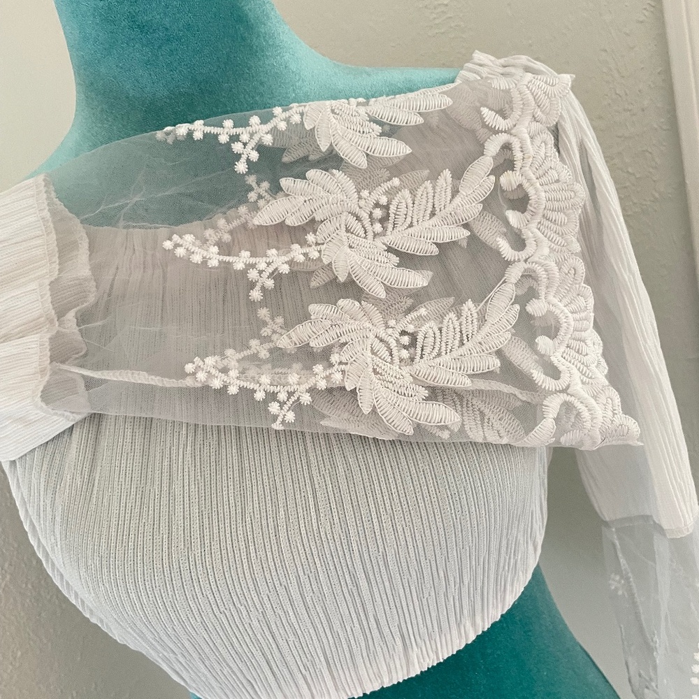 white long sleeve crop top with lace sleeves and drawstring with gold beads (m)